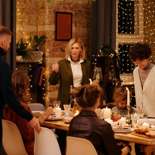 Noël, paillettes et insuline : Le guide de survie des repas de fêtes pour les parents d’enfants DT1